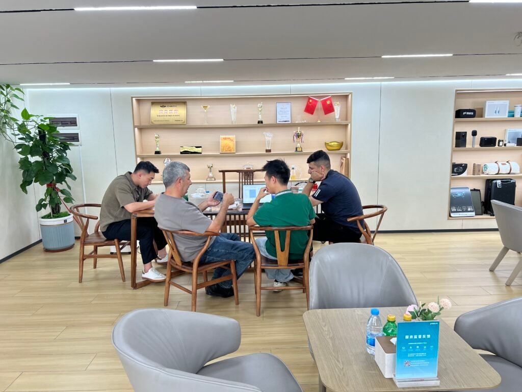 Middle Eastern customers come to China to purchase cars.